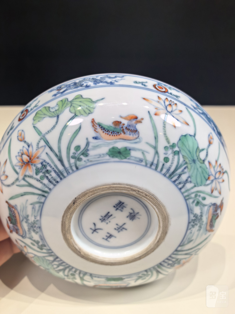 清雍正 斗彩鸳鸯荷塘图卧足盘一对 - 图21